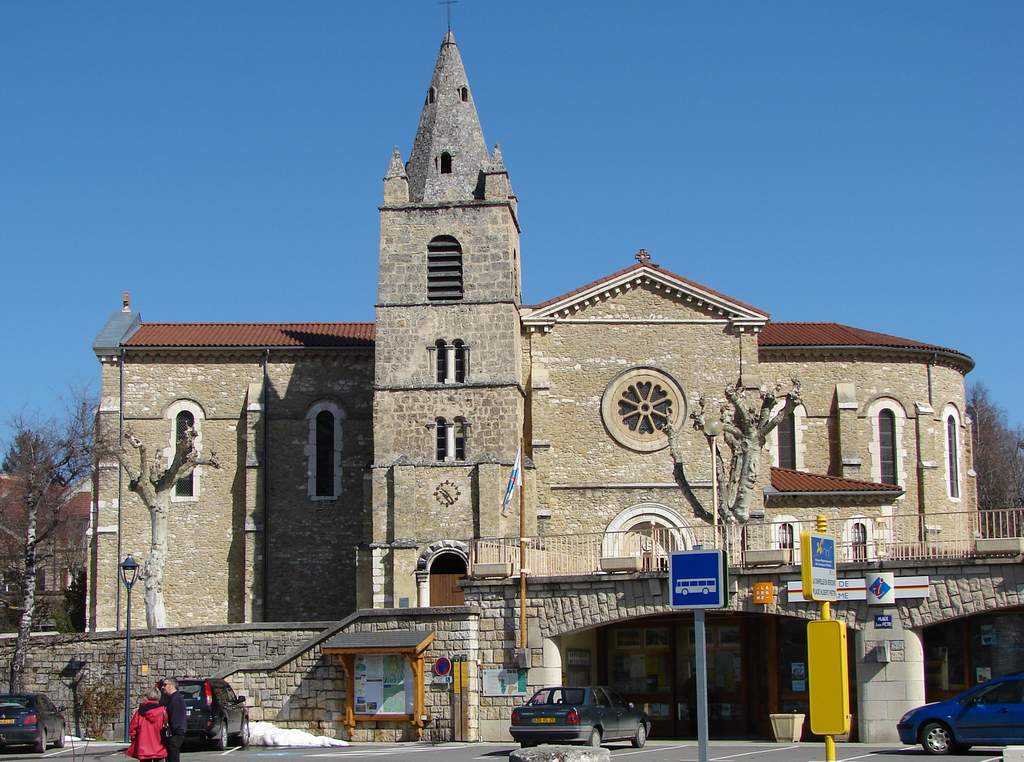 Place du marché avec l'office de tourisme